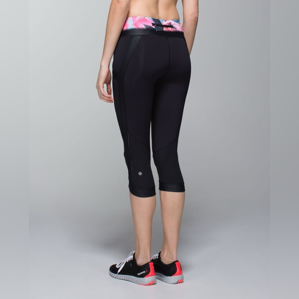Lululemon Chase Me Crop II
Black / Secret Garden sz 6